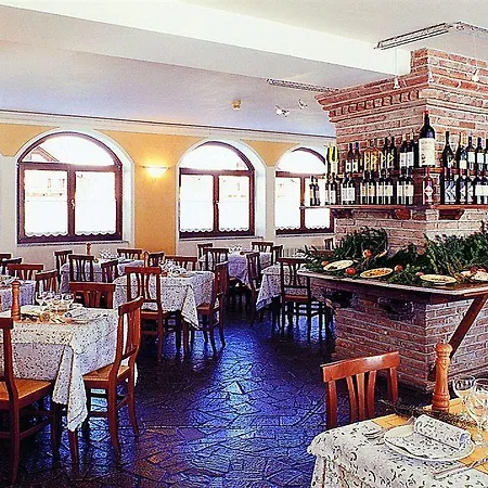 Locatori Hotel 3*