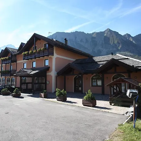Locatori Hotel 3*